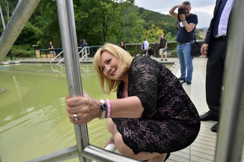 Alena Schillerová při slavnostním otevření hotelu Thermal v roce 2021 demonstruje, jak kvalitní opravu strana ANO zajistila. Hotel šel po slavnostním galavečeru znovu do rekonstrukce.
