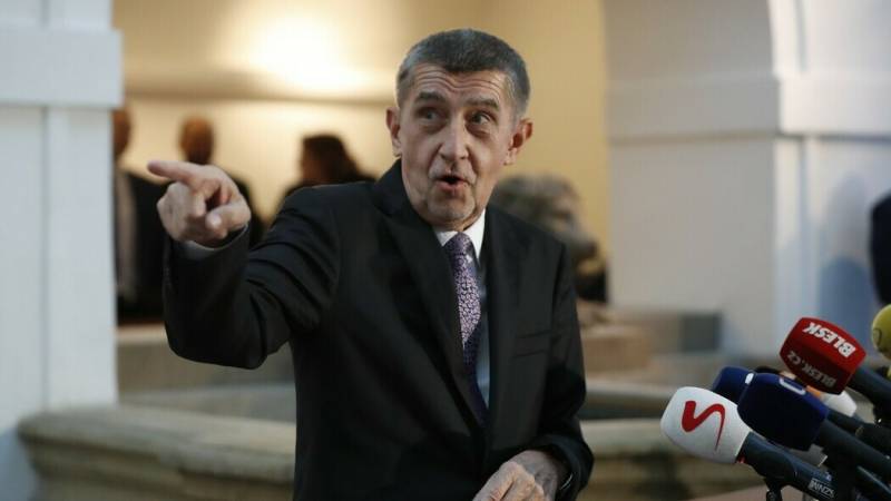 Na této fotografii vypadá Andrej Babiš jako kretén. Zcela logicky tak strana ANO díky jejímu zobrazování posiluje