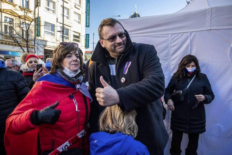 Lubomír Volný během felace od fanynky, zatímco v pozadí čeká na konvertování Ilona Csáková