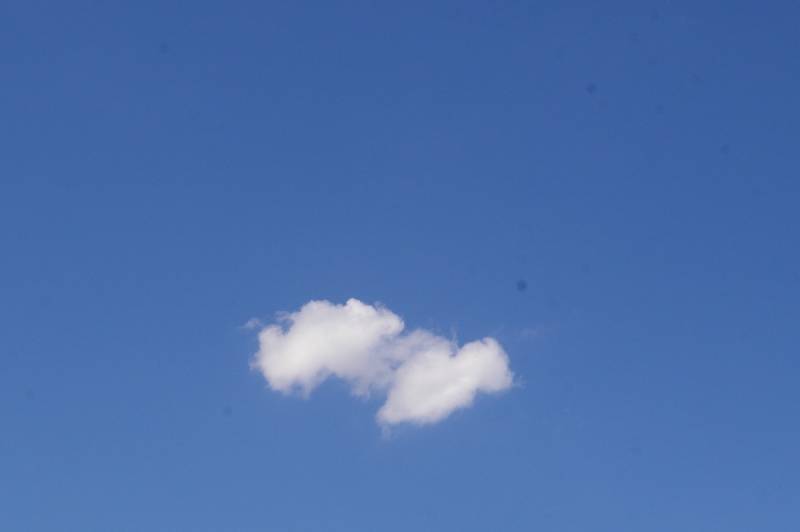 Řeknete si mrak. Vážně vám není divné, že se na jinak čistém nebi nachází ausgerechnet jeden jediný mrak? Ha! HAARP je to!!!