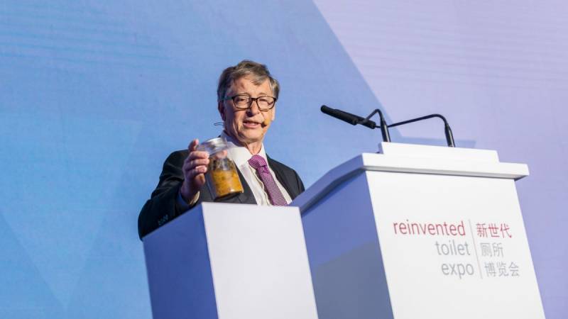 Bil Gates na konferenci Bildebergu v roce 2021 představuje recept na falešnou drškovou z kuřecích kůží, který ukradl pomocí nánobotů ve vakcině z hlavy Boženy Konopníkové z Tetčic