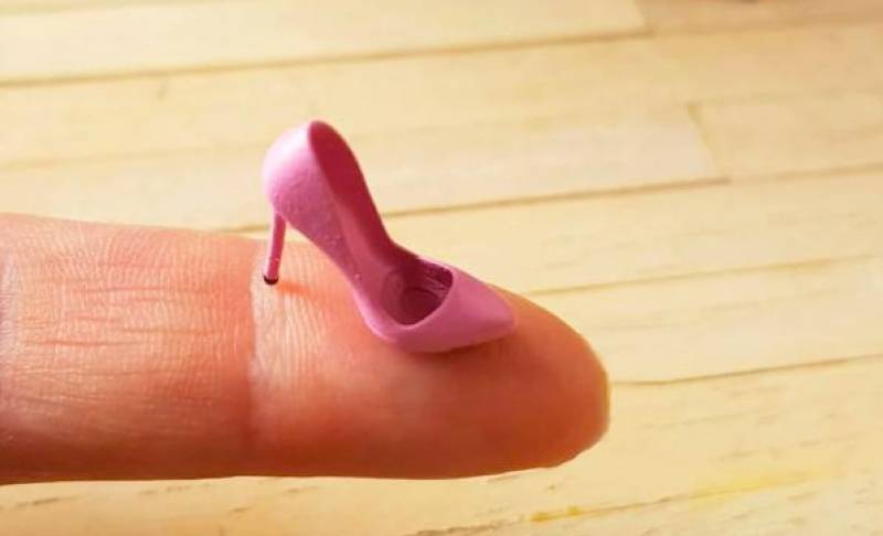 Zvětšenina nánoboty. Z modelu je na první pohled patrný ostrý podpatek, kterým se bota zabodne do tkáně.
