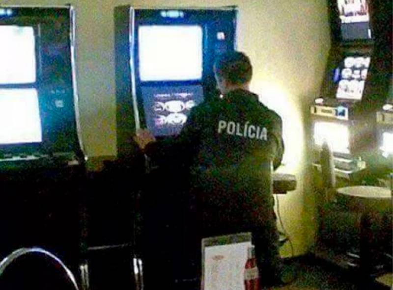 Slovenský policista během služby vybírá peníze